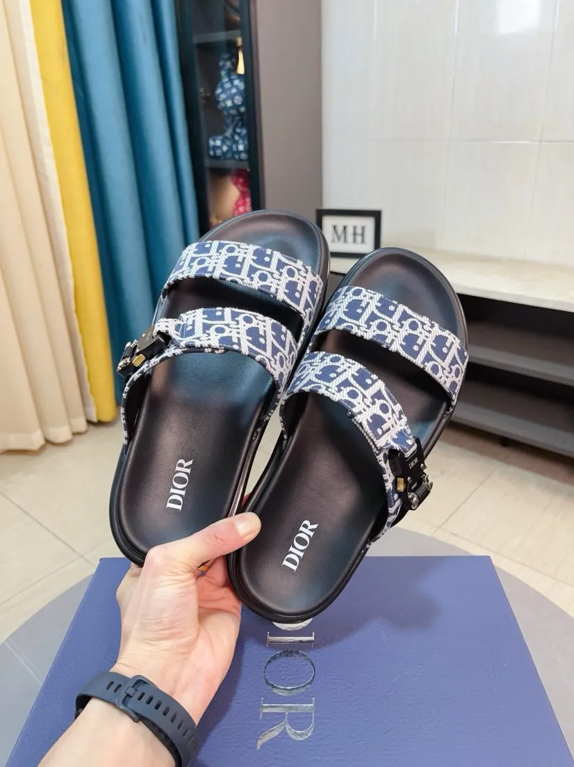 Men's Men's Shoes 💰320🌸🌸Dior Aqua Men's Sandals Slippers. Showcasing Dior haute couture design. The Dior gray suede strap is accented with an aluminum Dior buckle for added style. Paired with a comfortable tonal notch sole, they pair easily with shorts or jeans for a sophisticated look. Main body: suede cow leather, technical fabric lining: cow leather, with adjustable straps, aluminum Dior buckle, Dior gray EVA insole, tonal notch rubber outsole splicing structure👌👌size: 38-44 (45.46 customized)